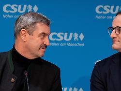 markus soeder l csu parteivorsitzender und ministerpraesident von bayern und jens spahn cdu cdu csu fraktionsvorsitzender im bundestag nehmen an der der klausurtagung des csu parteivorstands teil