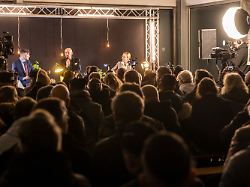 martin sellner l r moderator paul brandenburg und lena kotre afd sitzen beim podium zur remigration auf der buehne