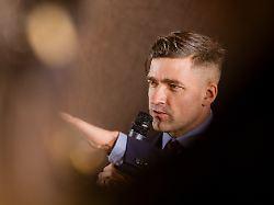 martin sellner spricht bei einer pressekonferenz vor einem von ihm organisierten podium zur remigration zu medienvertretern