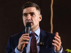 martin sellner spricht bei einer pressekonferenz vor seinem vortrag ueber remigration