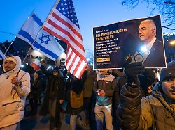 mehrere tausend iraner protestieren auf einem demonstrationszug in der innenstadt von frankfurt gegen das regime im iran