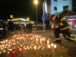 menschen legen kerzen und blumen in der naehe der bar le constellation ab in der ein verheerendes feuer waehrend der neujahrsfeierlichkeiten tote und verletzte forderte