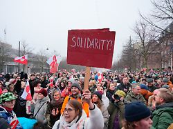 menschen marschieren waehrend einer pro groenland demonstration