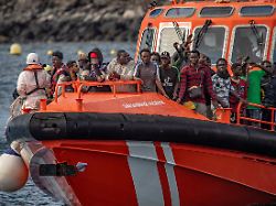 migranten werden von der spanischen seenotrettung an den hafen el hierro gebracht insgesamt konnten 165 migranten gerettet werden