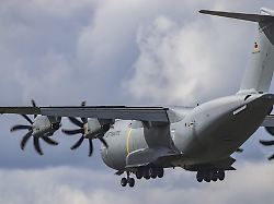 militaerflugzeug der bundeswehr luftwaffe airbus a400m im anflug auf den flughafen stuttgart