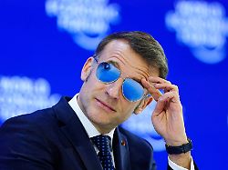 mit diesem foto von macron wirbt der hersteller inzwischen fuer die luxusbrille archivbild