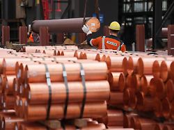 mitarbeiter begleiten das kranen von kupferbarren in der strangussanlage bei der aurubis ag die aurubis ag ist ein boersennotierter kupferproduzent sowie kupferwiederverwerter mit sitz in hamburg