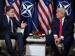 nato generalsekretaer mark rutte l und us praesident donald trump waehrend eines treffens am rande des weltwirtschaftsforums in davos