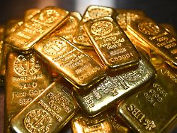 neue rekordhoehen gold und silber erklimmen neue rekorde 1 kg goldbarren argor heraeus gold feingold 999 9 edelmetall wertanlage sachaufnahme im tresorraum vom goldhaus pro aurum in muenchen