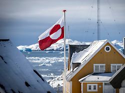 nuuk 2025 03 30 en groenlaendsk flagga mellan husen i gamla stan i nuuk pa groenland i slutet pa mars 2025