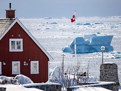 nuuk 2025 03 30 isberg och packis flyter foerbi utanfoer kolonihamnen i nuuk pa groenland i slutet pa mars 2025