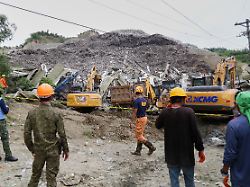 nach dem einsturz eines riesigen muellbergs in einer muelltrennungsanlage werden die such und rettungsarbeiten fortgesetzt