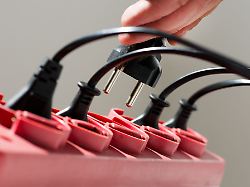 nach einem stromausfall steigt die brandgefahr wenn elektrische geraete unbeaufsichtigt wieder anlaufen herd buegeleisen und heizluefter sollten ausgeschaltet oder vom netz getrennt werden