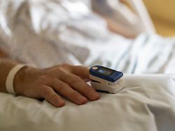 nahaufnahme der hand eines patienten mit pulsoximeter zur ueberwachung der sauerstoffsaettigung im krankenhaus modellfreigabe vorhanden