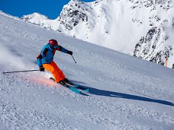 nahaufnahme von einem guten skifahrer auf einer schwarzen piste im skigebiet von serfaus fiss ladis tirol oesterreich