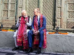narendra modi 8l premierminister von indien und bundeskanzler friedrich merz cdu besuchen ein drachenfestival es ist die erste groessere asien reise des kanzlers seit seinem amtsantritt im mai