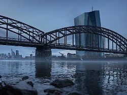 nebel zieht in frankfurt vor der europaeischen zentralbank ezb ueber den main hinweg