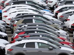 neuwagen der marken volkswagen audi und cupra stehen vor der auslieferung auf einem parkplatz im werk von volkswagen in zwickau in dem fahrzeugwerk laufen ausschliesslich vollelektrische autos vom band