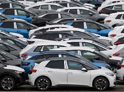 neuwagen der marken volkswagen audi und cupra stehen vor der auslieferung auf einem parkplatz im werk von volkswagen in zwickau