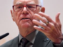 norbert lammert cdu bei einer veranstaltung der uni bonn 03 12