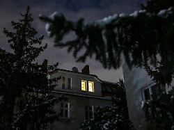 nur ein fenster eines hauses in zehlendorf ist am abend beleuchtet zehntausende menschen im suedwesten der hauptstadt haben keinen strom
