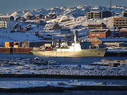 nuuk groenland daenisches kriegsschiff hdms vaedderen f359