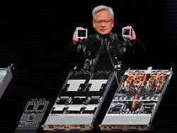 nvidia gruender und ceo jensen huang haelt einen rubin grafikprozessor und eine vera cpu in die hoehe waehrend einer nvidia pressekonferenz im vorfeld der technikmesse ce in las vegas