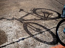 obacht wer unaufmerksam mit dem fahrrad faehrt riskiert einen sturz