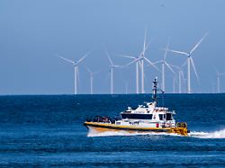 offshore windpark hollandse kust zuid nordsee lotsen boot lacerta bei der einfahrt in den hafen rotterdam niederlande