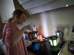 ohne strom funktioniert der herd nicht ein fondue set mit brennpaste ein stoevchen mit teelicht oder ein campingkocher ermoeglichen das erwaermen kleiner mahlzeiten