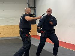 produktion 20 01 2026 baden wuerttemberg ravensburg im neuen einsatztrainingszentrum der polizei ravensburg simulieren marcus haider m und zwei weitere einsatztrainer einen messerangriff