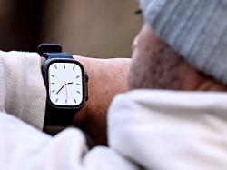 produktion 30 12 2025 berlin illustration ein junger mann guckt auf eine armbanduhr