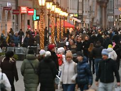 passanten personen flanieren in der sendlinger strasse in muenchen