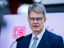 patrick schnieder cdu bundesminister fuer verkehr spricht bei der premiere des neuen ice l der deutschen bahn am berliner ostbahnhof 1