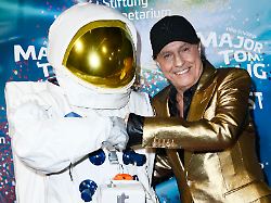 peter schilling bei der weltpremiere der 360 fulldome show von peter schillings major tom voellig losgeloest im zeiss grossplanetarium berlin 16 10