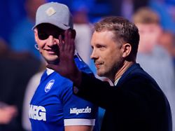 pietro lombardi l und oliver pocher unterhalten sich in einer werbepause im finale der rtl castingshow deutschland sucht den superstar im coloneum 1