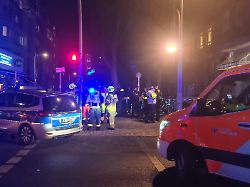 polizei und rettungskraefte sind im einsatz in einer wohnung sind mehrere menschen durch schuesse verletzt worden