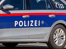 polizeiauto in oesterreich polizeiauto in oesterreich licenserf copyright xzoonar