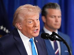 praesident donald trump spricht in seinem club mar a lago am samstag 3 januar 2026 in palm beach florida waehrend verteidigungsminister pete hegseth zuhoert