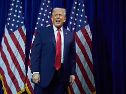 praesident donald trump verlaesst die buehne nachdem er zu den republikanischen abgeordneten des repraesentantenhauses waehrend deren jaehrlicher politischer klausur gesprochen hat