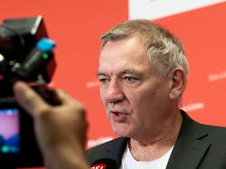 pressekonferenz mit jan van aken pressekonferenz mit jan van aken bundesvorsitzender der partei die linke im karl liebknecht haus in berlin am 13 oktober 2025