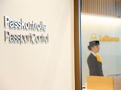 preview der first class senator und business lounges von lufthansa im neugebauten satelliten terminal am muenchner flughafen im bild die passkontrolle