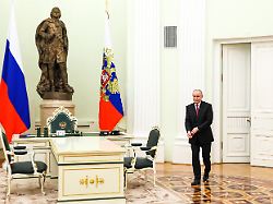 russia moscow january 22 2026 russia s president vladimir putin enters the hall in the kremlin for a meeting with palestine s president abbas credit image sergei savostyanov tass via zuma press