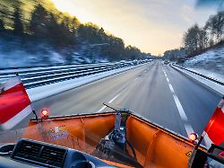 raeum und streufahrzeuge besitzen im winter sonderrechte autofahrer sollten ausreichend abstand halten und vorsichtig fahren