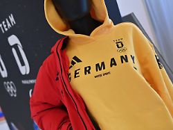randmotiv gelber hoody team germany kleidung outfit einkleidung team deutschland fuer die winterspiele 2026 in mailand und cortina am 19 01