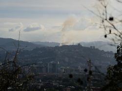 rauch steigt aus fort tiuna auf der wichtigsten militaergarnison in caracas nachdem mehrere explosionen zu hoeren waren und flugzeuge ueber das gebiet flogen