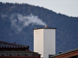 rauch tritt aus einem schornstein einer oelheizung gasheizung qualm schornstein co2 kohlendioxid feinstaub ausstoss treibhausgase umweltverschmutzung luftverschmutzung erderwaermung klimawandel