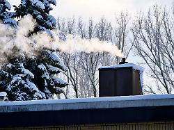 rauchender schornstein eines hauses