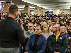 rechtsanwalt daniel kuhlmann spricht auf der infoveranstaltung fuer geschaedigte des spektakulaeren einbruchs in eine filiale der gelsenkirchener sparkasse vor etwa 600 interessierten