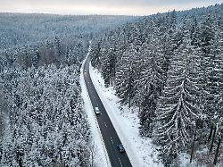 reichweite verbrauch und ladegeschwindigkeit der adac hat 14 e autos bei winterlichen verhaeltnissen getestet 1